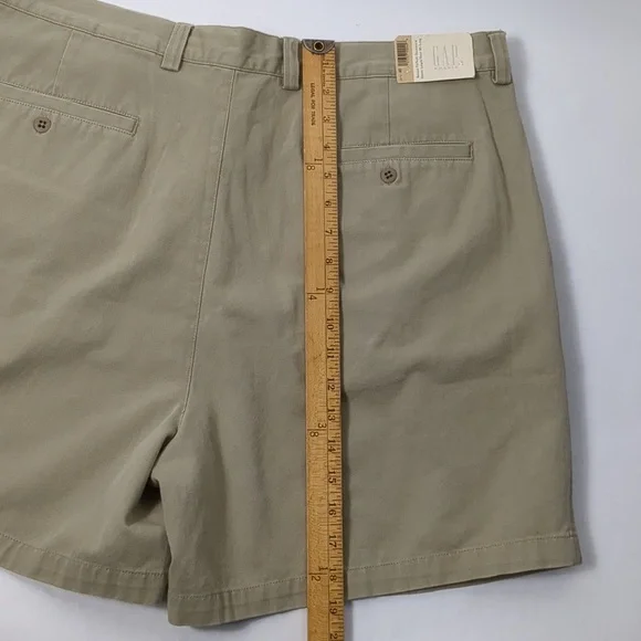 Gap Relaxed Fit Khaki Shorts Size 40 NWT - Picture 3 of 5